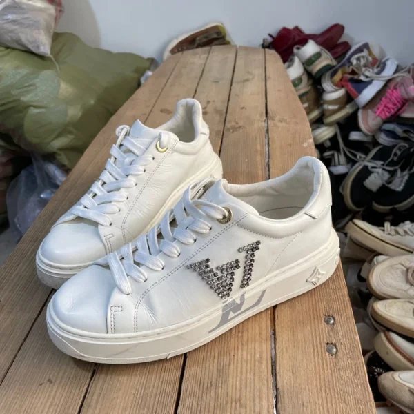 Louis Vuitton time out sneaker in white leather crystal LV initial size 36 EU  cartel11 (17)